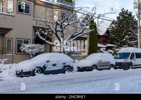 Vancouver, Canada - Circa 2021 : Auto coperte, nella neve dopo la nevicata di Natale Foto Stock