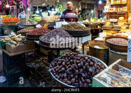 Spuntini tradizionali in vendita nel suk, nel centro di Amman, Amman, Giordania. Foto Stock