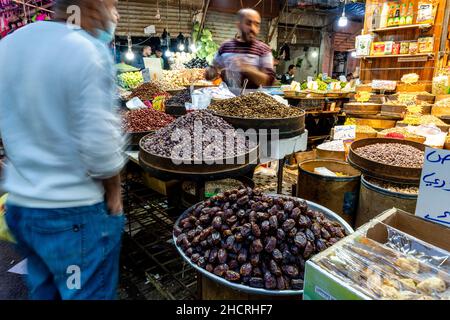 Spuntini tradizionali in vendita nel suk, nel centro di Amman, Amman, Giordania. Foto Stock