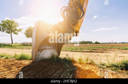 Chiudere i dettagli di escavatore industriale lavorando sul sito in costruzione Foto Stock