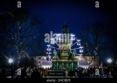 Lancaster, Regno Unito. 31st Dic 2021. Pattinaggio su ghiaccio la vigilia di Capodanno sul Tempoarty Ice Ring a Dalton Square Lancaster Credit: PN News/Alamy Live News Foto Stock