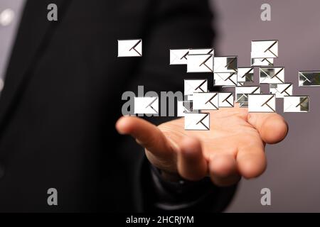 3D rendering del concetto di icona e-mail sullo sfondo della mano Foto Stock
