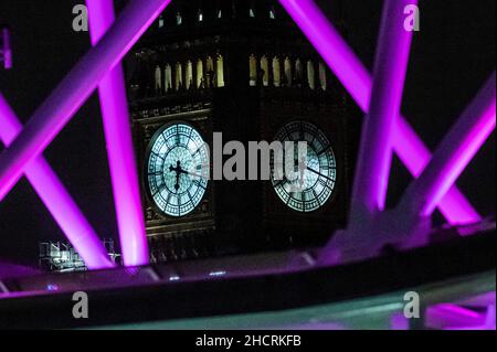 Londra, Regno Unito. 31st Dic 2021. Le facce dell'orologio sul Big ben sono tutte rivelate per la prima volta da quando la sua ristrutturazione è iniziata diversi anni fa e la ruota è accesa come ci saranno fuochi d'artificio npo quest'anno - illuminazioni di Capodanno sul fiume a Londra. Credit: Guy Bell/Alamy Live News Foto Stock