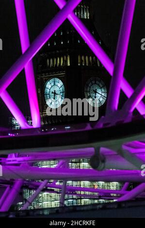 Londra, Regno Unito. 31st Dic 2021. Le facce dell'orologio sul Big ben sono tutte rivelate per la prima volta da quando la sua ristrutturazione è iniziata diversi anni fa e la ruota è accesa come ci saranno fuochi d'artificio npo quest'anno - illuminazioni di Capodanno sul fiume a Londra. Credit: Guy Bell/Alamy Live News Foto Stock