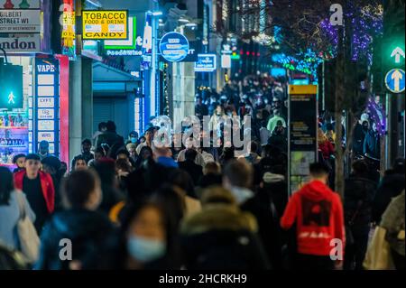 Londra, Regno Unito. 31st Dic 2021. La folla di persone curiosano nei negozi mentre Oxford Street è affollata la vigilia di Capodanno. Credit: Guy Bell/Alamy Live News Foto Stock