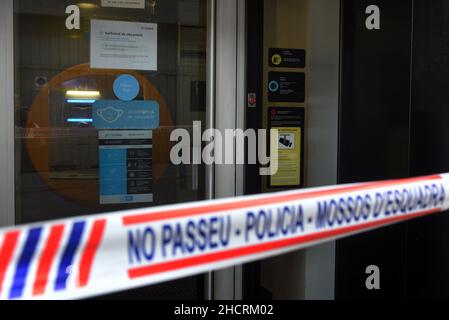 Vendrell, Spagna. 31st Dic 2021. Polizia nastro cordoni fuori l'ingresso dell'ufficio CaixaBank dove si è verificato un rapina da.Un uomo con un coltello effettua una rapina in un ufficio della banca CaixaBank in El Vendrell (Tarragona Spagna) in fuga con una raccolta ancora da determinare da parte dei responsabili della banca. La polizia catalana indaga sulla scena della rapina e cerca le impronte digitali del rapinatore. Credit: SOPA Images Limited/Alamy Live News Foto Stock