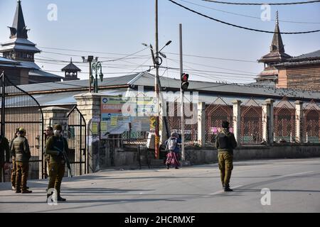 Srinagar, India. 31st Dic 2021. Le forze governative si levano in guardia fuori dalla chiusa Grande Moschea storica (Jamia Masjid) a Srinagar.le autorità il venerdì hanno vietato le preghiere congregazionali settimanali alla Grande Moschea (Jamia Masjid) nel centro di Srinagar per la settimana consecutiva 21st. Jamia Masjid, l'edificio del 14th secolo, è l'unico grande luogo di culto nella valle chiuso per le preghiere congregazionali da parte delle autorità. Credit: SOPA Images Limited/Alamy Live News Foto Stock