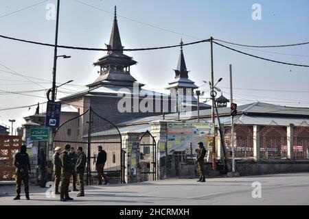 Srinagar, India. 31st Dic 2021. Le forze governative si levano in guardia fuori dalla chiusa Grande Moschea storica (Jamia Masjid) a Srinagar.le autorità il venerdì hanno vietato le preghiere congregazionali settimanali alla Grande Moschea (Jamia Masjid) nel centro di Srinagar per la settimana consecutiva 21st. Jamia Masjid, l'edificio del 14th secolo, è l'unico grande luogo di culto nella valle chiuso per le preghiere congregazionali da parte delle autorità. Credit: SOPA Images Limited/Alamy Live News Foto Stock