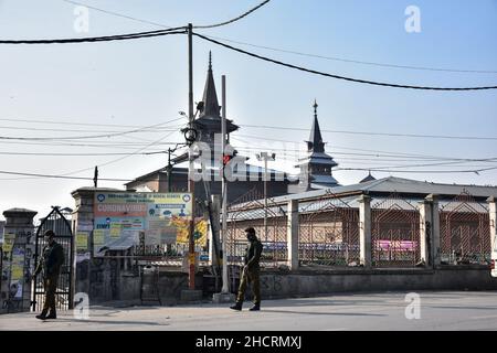 Srinagar, India. 31st Dic 2021. Le forze governative si levano in guardia fuori dalla chiusa Grande Moschea storica (Jamia Masjid) a Srinagar.le autorità il venerdì hanno vietato le preghiere congregazionali settimanali alla Grande Moschea (Jamia Masjid) nel centro di Srinagar per la settimana consecutiva 21st. Jamia Masjid, l'edificio del 14th secolo, è l'unico grande luogo di culto nella valle chiuso per le preghiere congregazionali da parte delle autorità. (Foto di Saqib Majeed/SOPA Images/Sipa USA) Credit: Sipa USA/Alamy Live News Foto Stock