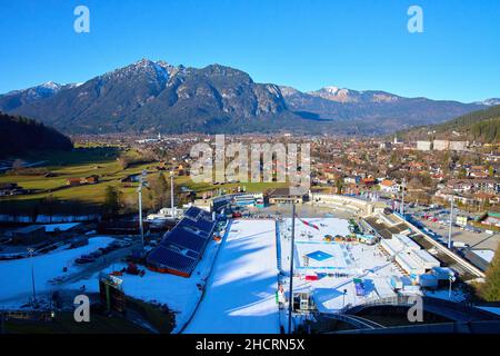 Garmisch Partenkirchen, Germania. 31st Dic 2021. Olympia skisprungstadion accanto al monte Zugspitze al 70. Torneo di sci delle quattro colline a Olympiaschanze Garmisch-Partenkirchen, Baviera, Germania, 31 dicembre 2021. © Peter Schatz / Alamy Live News Credit: Peter Schatz/Alamy Live News Foto Stock