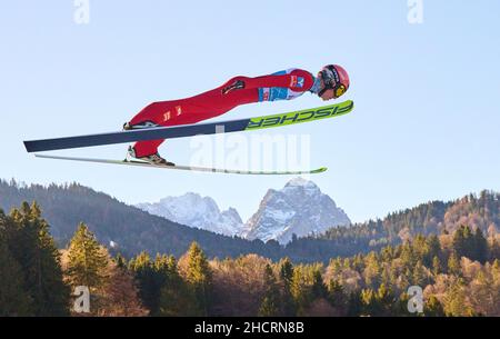 Garmisch Partenkirchen, Germania. 31st Dic 2021. Jan Hoerl, AUT in volo di fronte alla montagna Zugspitze al 70. Torneo di sci delle quattro colline a Olympiaschanze Garmisch-Partenkirchen, Baviera, Germania, 31 dicembre 2021. © Peter Schatz / Alamy Live News Credit: Peter Schatz/Alamy Live News Foto Stock