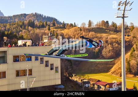 Garmisch Partenkirchen, Germania. 31st Dic 2021. Robert Johansson, NÉ in volo di fronte alla montagna Zugspitze al 70. Torneo di sci delle quattro colline a Olympiaschanze Garmisch-Partenkirchen, Baviera, Germania, 31 dicembre 2021. © Peter Schatz / Alamy Live News Credit: Peter Schatz/Alamy Live News Foto Stock