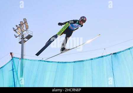 Garmisch Partenkirchen, Germania. 31st Dic 2021. Robert Johansson, NÉ in volo di fronte alla montagna Zugspitze al 70. Torneo di sci delle quattro colline a Olympiaschanze Garmisch-Partenkirchen, Baviera, Germania, 31 dicembre 2021. © Peter Schatz / Alamy Live News Credit: Peter Schatz/Alamy Live News Foto Stock