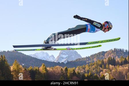 Garmisch Partenkirchen, Germania. 31st Dic 2021. Robert Johansson, NÉ in volo di fronte alla montagna Zugspitze al 70. Torneo di sci delle quattro colline a Olympiaschanze Garmisch-Partenkirchen, Baviera, Germania, 31 dicembre 2021. © Peter Schatz / Alamy Live News Credit: Peter Schatz/Alamy Live News Foto Stock