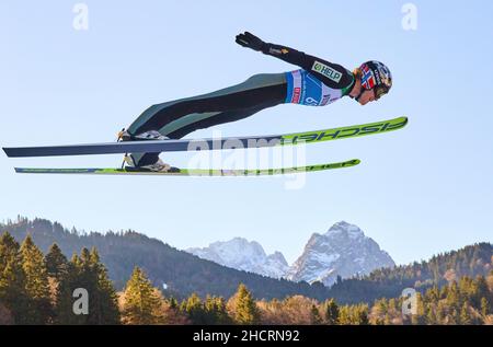 Garmisch Partenkirchen, Germania. 31st Dic 2021. Robert Johansson, NÉ in volo di fronte alla montagna Zugspitze al 70. Torneo di sci delle quattro colline a Olympiaschanze Garmisch-Partenkirchen, Baviera, Germania, 31 dicembre 2021. © Peter Schatz / Alamy Live News Credit: Peter Schatz/Alamy Live News Foto Stock