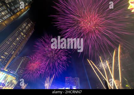 Bangkok, Tailandia. 1st Jan 2022. Un'esposizione di fuochi d'artificio è visto per celebrare il nuovo anno a Bangkok, Tailandia, il 1 gennaio 2022. Credit: Wang Teng/Xinhua/Alamy Live News Foto Stock