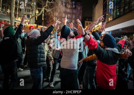 Londra, Regno Unito. 31st dicembre 2021. Capodanno: Un gruppo di uomini Sikh festosi cantano e ballano in Leicester Square. Credit: Guy Corbishley/Alamy Live News Foto Stock