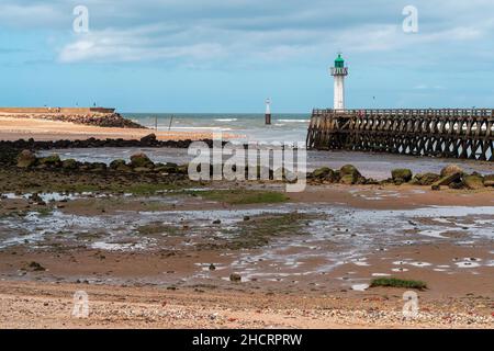Deauville-Trouville, Francia - 6 agosto 2021: Faro di mare sulla costa atlantica alla località di Deauville-Trouville Foto Stock