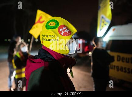 Emmerthal, Germania. 31st Dic 2021. Gli attivisti anti-nucleari celebrano la chiusura della centrale nucleare di Grohnde la vigilia di Capodanno. Dopo circa 36 anni, la centrale nucleare di Grohnde nella regione di Weserbergland, vicino ad Hamelin, è stata finalmente tolte dalla rete. Credit: Julian Stratenschulte/dpa/Alamy Live News Foto Stock