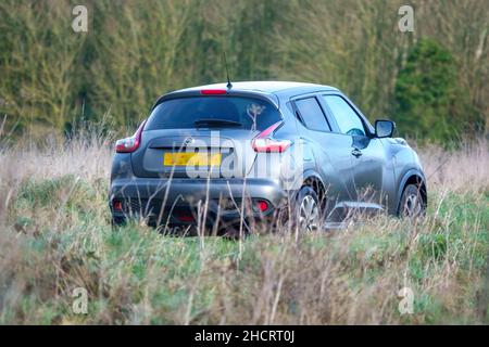 Silver Nissan Juke veicolo berlina guida su una strada di campagna Foto Stock