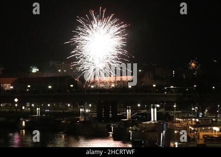 Dresda, Germania. 01st Jan 2022. Un razzo di Capodanno sale in aria sopra le case della storica città vecchia di Dresda e esplode. Nei luoghi pubblici, l'accensione di pirotecnici è proibita, quindi sono lanciati in strade laterali. Credit: Daniel Schäfer/dpa-Zentralbild/dpa/Alamy Live News Foto Stock