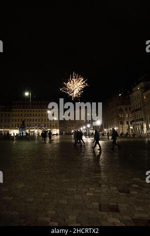 Dresda, Germania. 01st Jan 2022. Un razzo di Capodanno sale in aria sopra le case della storica città vecchia di Dresda e esplode. Nei luoghi pubblici, l'accensione di pirotecnici è proibita, quindi sono lanciati in strade laterali. Credit: Daniel Schäfer/dpa-Zentralbild/dpa/Alamy Live News Foto Stock