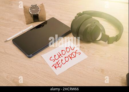 Cartello con la scritta School Records. Business Concept informazioni che è tenuto circa un bambino a scuola Biografia pagina bianca notebook con Un calcolatore Foto Stock