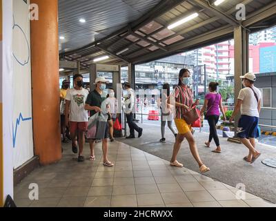 Manila, Filippine. 31st Dic 2021. Gli acquirenti dell'ultimo minuto sono stati visti prima della vigilia di Capodanno a Divisoria. Credit: SOPA Images Limited/Alamy Live News Foto Stock