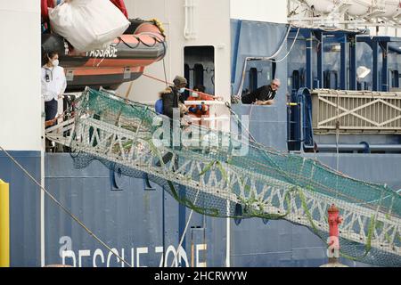 Augusta, Sicilia, Italia, 29 dicembre la nave di soccorso umanitaria Geo Barents di MSF sbarca ad Augusta con 558 migranti a bordo il 2021.la nave partì il 15 dicembre e fece otto salvataggi, ha detto Medici senza frontiere. Foto Stock