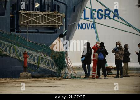 Augusta, Sicilia, Italia, 29 dicembre la nave di soccorso umanitaria Geo Barents di MSF sbarca ad Augusta con 558 migranti a bordo il 2021.la nave partì il 15 dicembre e fece otto salvataggi, ha detto Medici senza frontiere. Foto Stock