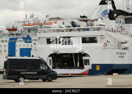 Augusta, Sicilia, Italia, 29 dicembre la nave di soccorso umanitaria Geo Barents di MSF sbarca ad Augusta con 558 migranti a bordo il 2021.la nave partì il 15 dicembre e fece otto salvataggi, ha detto Medici senza frontiere. Foto Stock