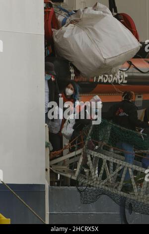 Augusta, Sicilia, Italia, 29 dicembre la nave di soccorso umanitaria Geo Barents di MSF sbarca ad Augusta con 558 migranti a bordo il 2021.la nave partì il 15 dicembre e fece otto salvataggi, ha detto Medici senza frontiere. Foto Stock