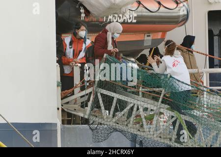 Augusta, Sicilia, Italia, 29 dicembre la nave di soccorso umanitaria Geo Barents di MSF sbarca ad Augusta con 558 migranti a bordo il 2021.la nave partì il 15 dicembre e fece otto salvataggi, ha detto Medici senza frontiere. Foto Stock