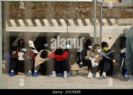 Augusta, Sicilia, Italia, 29 dicembre la nave di soccorso umanitaria Geo Barents di MSF sbarca ad Augusta con 558 migranti a bordo il 2021.la nave partì il 15 dicembre e fece otto salvataggi, ha detto Medici senza frontiere. Foto Stock