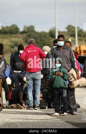 Augusta, Sicilia, Italia, 29 dicembre la nave di soccorso umanitaria Geo Barents di MSF sbarca ad Augusta con 558 migranti a bordo il 2021.la nave partì il 15 dicembre e fece otto salvataggi, ha detto Medici senza frontiere. Foto Stock