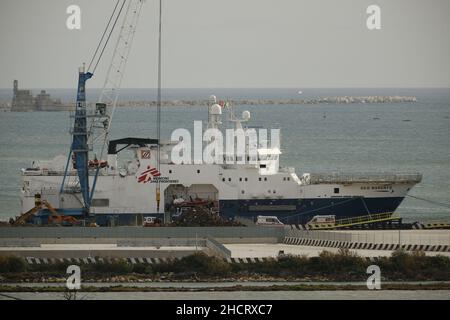 Augusta, Sicilia, Italia, 29 dicembre la nave di soccorso umanitaria Geo Barents di MSF sbarca ad Augusta con 558 migranti a bordo il 2021.la nave partì il 15 dicembre e fece otto salvataggi, ha detto Medici senza frontiere. Foto Stock