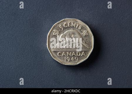 Una moneta canadese da 1949 cent del 5 con il re Giorgio sesto sull'obverse e un castoro sul rovescio Foto Stock