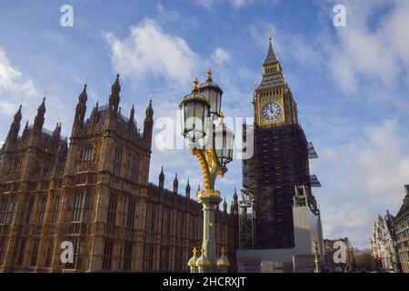 Londra, Regno Unito 31st dicembre 2021. Big ben ha suonato la sua campana per la prima volta in quattro anni alle 12. L'iconico monumento, ufficialmente chiamato Elizabeth Tower, è in fase di ristrutturazione dal 2017 e i lavori dovrebbero essere completati all'inizio del 2022. Big ben ha suonato di nuovo la sua campana a mezzanotte per segnare il nuovo anno. Foto Stock