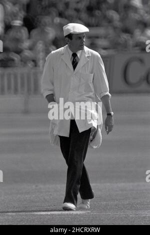 Ritratto verticale di umpire Harold (Dickie) Bird, sul campo, officiando in Inghilterra contro la Nuova Zelanda, (3rd e v NZ Test Match) a Lord's, Londra, Inghilterra, Regno Unito 24 agosto 1978 Foto Stock