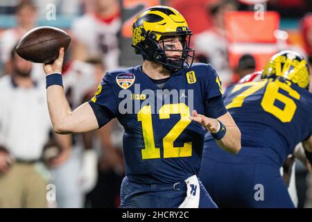 Florida, Stati Uniti. 31st Dic 2021. Il quartback del Michigan Wolverines Cade McNamara (12) passa la palla durante la partita di football del Capital One Orange Bowl NCAA College tra Georgia e Michigan venerdì 31 dicembre 2021 all'Hard Rock Stadium di Miami Gardens, Florida. Jacob Kupferman/CSM Credit: CAL Sport Media/Alamy Live News Foto Stock