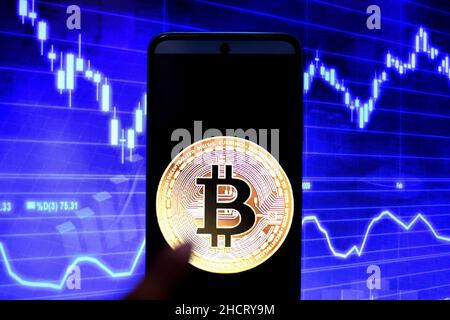 India. 31st Dic 2021. In questa foto è illustrato un logo Bitcoin visualizzato su uno smartphone. Credit: SOPA Images Limited/Alamy Live News Foto Stock