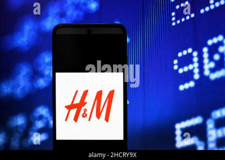 India. 31st Dic 2021. In questa foto è illustrato un logo H&M visualizzato su uno smartphone. Credit: SOPA Images Limited/Alamy Live News Foto Stock