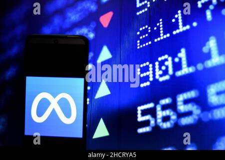 India. 31st Dic 2021. In questa foto è illustrato un logo metaverse visualizzato su uno smartphone. Credit: SOPA Images Limited/Alamy Live News Foto Stock