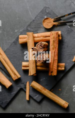 Gruppo di bastoncini di cannella noti anche come quills sono strisce essiccate di corteccia dall'albero di cannella. Foto Stock