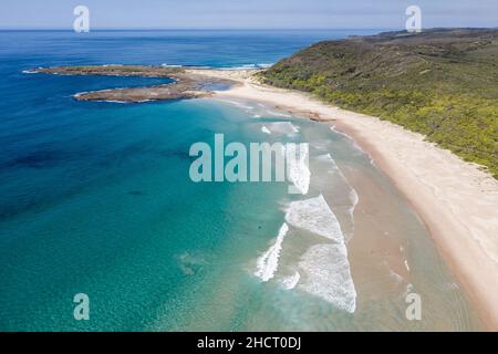 Vista aerea della splendida spiaggia di Moonee a Catherine Hill Bay sulla costa centrale del NSW Australia Foto Stock