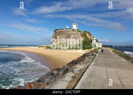 Faro di Nobbys - Newcastle l'Australia e' uno dei piu' famosi punti di riferimento di Newcastle. Il fiume Hunter - Newcastle Port sul Foto Stock