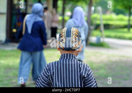 Yogyakarta, Indonesia - 11 novembre 2017: Un ragazzo indossa abiti giavanesi tradizionali, come sorjan, sarong e blangkon a Yogyakarta, Indonesia. Foto Stock