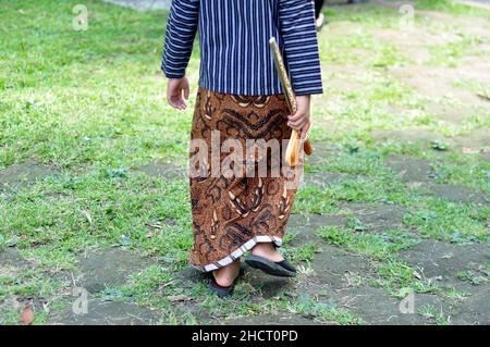 Yogyakarta, Indonesia - 11 novembre 2017: Un ragazzo indossa abiti giavanesi tradizionali, come sorjan, sarong e blangkon a Yogyakarta, Indonesia. Foto Stock