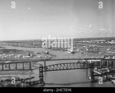 Goethals Bridge dal lato nord su Arthur Kill. Ponte ferroviario in primo piano - Goethals Bridge, Spanning Arthur Kill dal New Jersey a Staten Island, Staten Island (suddivisione), Richmond County, NY, ottobre 1991 Foto Stock