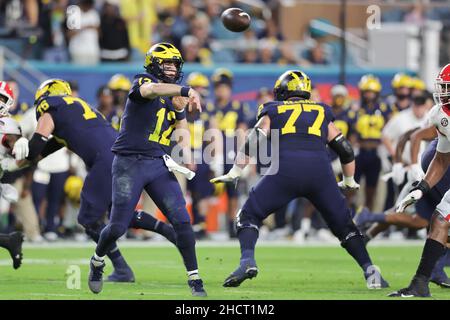 Florida, Stati Uniti. 31st Dic 2021. 31 dicembre 2021: Michigan Wolverines quarterback CADE MCNAMARA (12) fa un pass durante il Capital One Orange Bowl 88th all'Hard Rock Stadium di Miami Gardens, Florida (Credit Image: © Cory Knowlton/ZUMA Press Wire) Credit: ZUMA Press, Inc./Alamy Live News Foto Stock